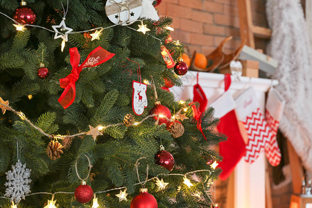 房间的圣诞树装饰得图片