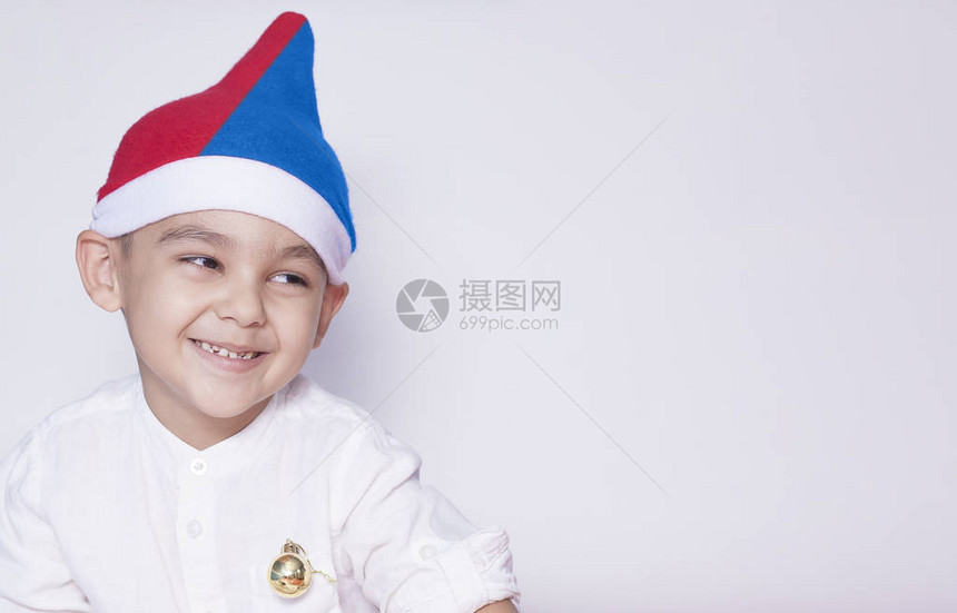 7岁小孩戴着圣诞老人帽子图片