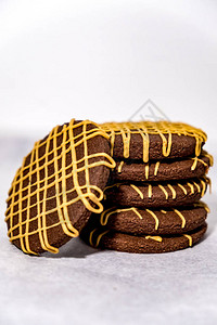 一堆巧克力曲奇饼上面涂着薄的花生酱毛雨图片