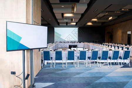 开始商务研讨会之前的大型现代会议室内置图片