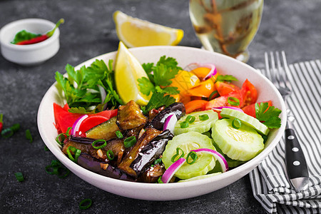 沙拉新鲜生蔬菜亚美尼亚黄瓜西红柿辣椒粉欧芹红洋葱和炖茄图片