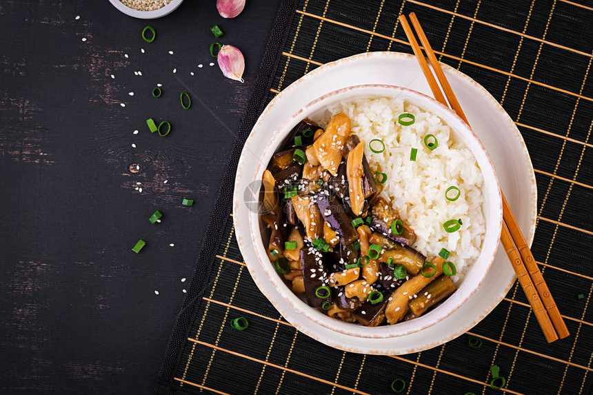 鸡肉茄子和煮饭的炒鱼图片