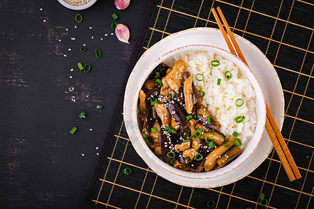 鸡肉茄子和煮饭的炒鱼图片