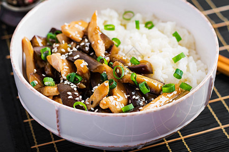 鸡肉茄子和煮饭炒鱼图片