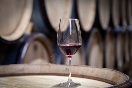 背景木酒橡木桶上的红葡萄酒特写玻璃按顺序排列成直线背景图片