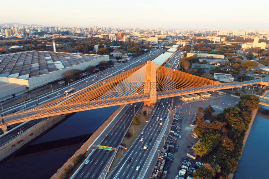 Estaiada的桥梁鸟瞰图巴西圣保罗商业中心金融中心著名的斜拉桥商务旅行图片