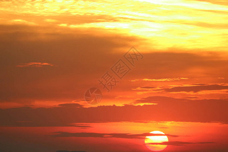 红橙色天空的日落回到海平面和渔船背景图片