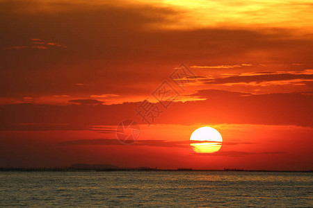 红黄天空的日落回到海平面和渔船图片
