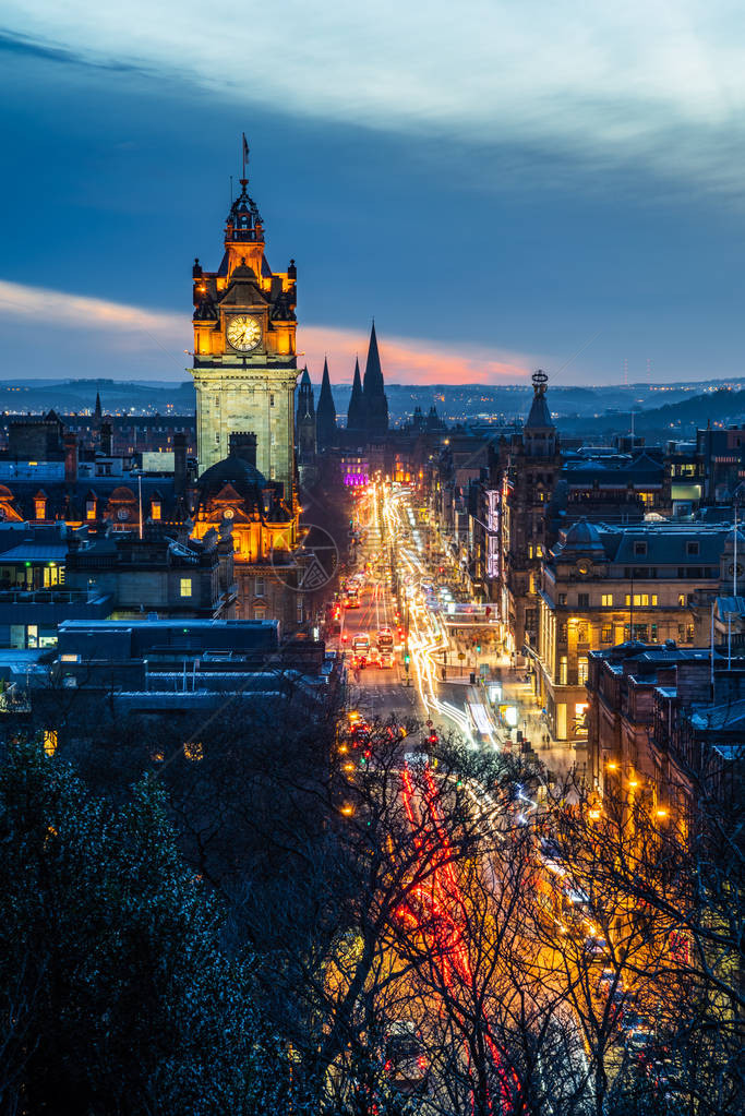 爱丁堡的王子街从黄昏的卡图片