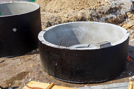 在施工现场安装混凝土下水井污水池溢流化粪池使用钢筋混凝土环改善水井和雨水排图片