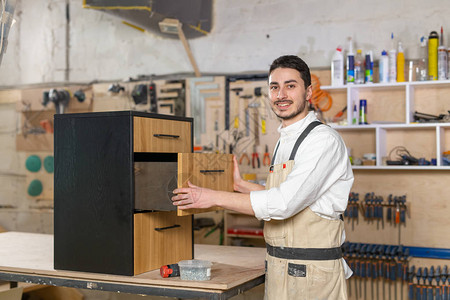 家具厂小型公司和人的概念从事家具图片