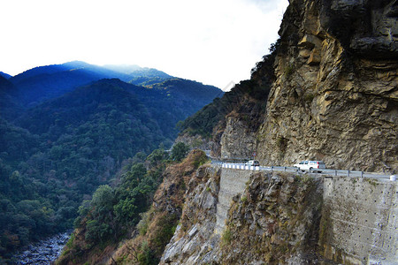 不丹美丽的喜马拉雅山脉陡峭的山坡上美丽的峡谷和狭窄的危险山路图片