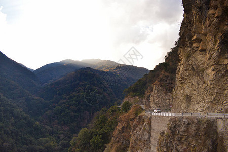 不丹美丽的喜马拉雅山脉陡峭的山坡上美丽的峡谷和狭窄的危险山路图片