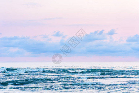 蓝色海岸的景色与粉红色的日落光图片