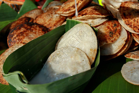 SerabiKocor传统的Javanese小甜点心加椰子牛图片