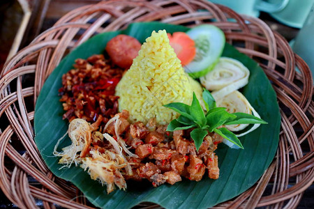 爪哇姜黄米饭搭配各种配菜图片