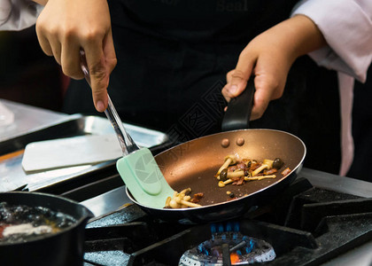 厨师在厨房做饭厨师准备食物图片