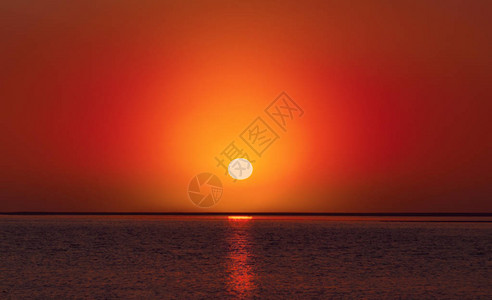 在海滩和海的美好的红色日落图片