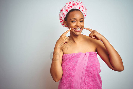 衣着粉红色浴巾的非裔美国妇女洗澡后图片