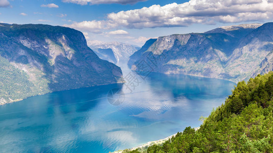 从挪威Aurland和Laerdal之间的风景线Aurlandsfjellet沿艾于兰峡湾的Stegaste背景图片