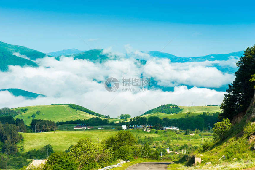 亚美尼亚高原地的云层覆盖了山谷图片