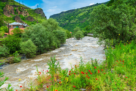 高加索地区宽阔而湍急的山区河流的景色图片