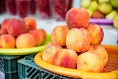 当地市场销售的新鲜美味桃子近视图片