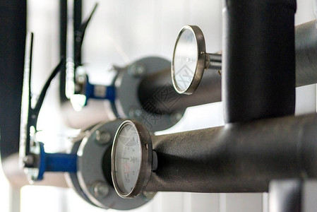 锅炉房的设备阀门管子压力表温度计锅炉房加热系统压力计管道流量计水泵图片