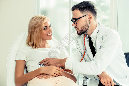男医生正在医院办公室就女病人进行谈话和检查图片
