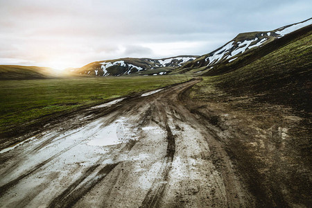 欧洲冰岛高地上的美丽的Landmanalaugar碎石灰尘路图片