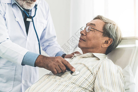 成熟的医生在医院病房谈论和检查老年患者的健康状况医疗保健和医生图片