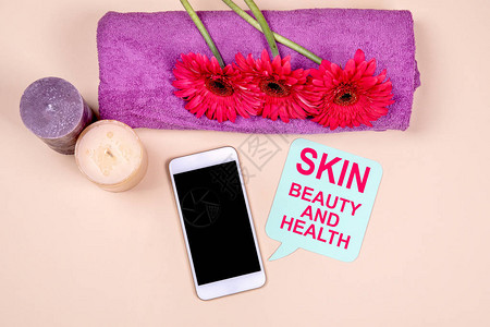 Beaty和健康概念毛巾用智能手机图片