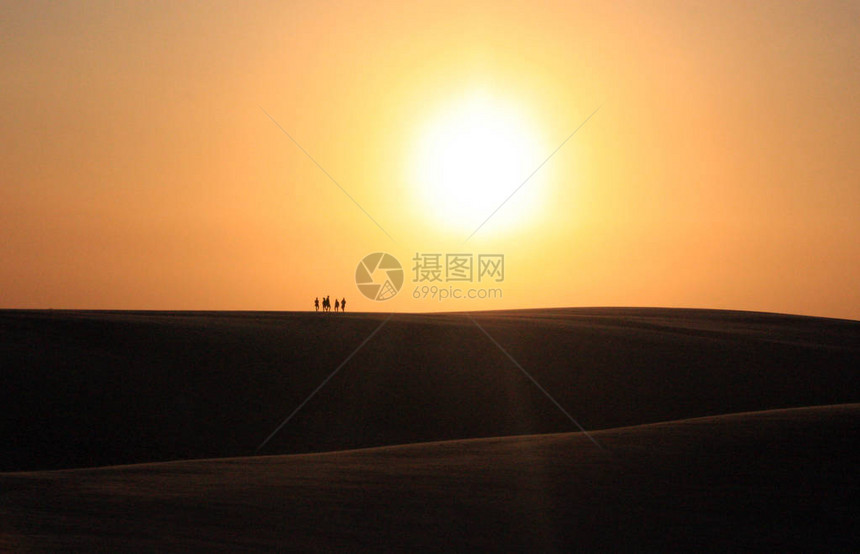 LencoisMaranhenses公园是巴西北大西洋沿岸的保护区它以其高大的白色沙丘和季节雨水泻湖的广阔沙漠景观而闻名Lago图片