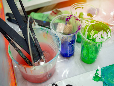 艺术家在白桶水中刷油漆艺术工作室塑料图片