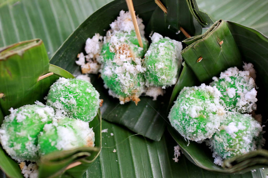 甜米球和棕榈糖加满了棕榈糖的图片