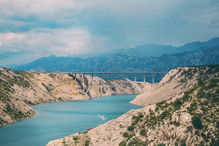 横跨克罗地亚海峡的桥梁山川河流克罗地亚风图片