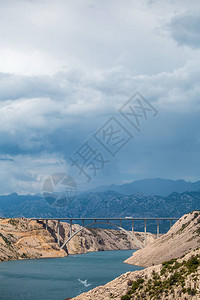 横跨克罗地亚海峡的桥梁山川河流克罗地亚风图片
