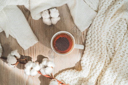 背景与温暖的毛衣和杯茶温暖色调的舒适静物文字空间秋冬季概图片
