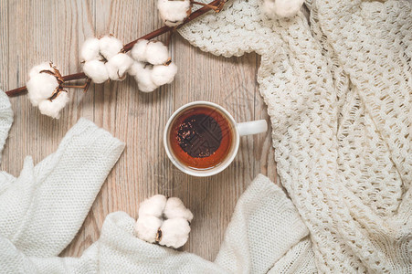 背景与温暖的毛衣和杯茶温暖色调的舒适静物空间秋冬季概图片