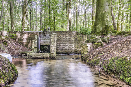 荷兰克拉格根布鲁克纪念碑WaterloopbosHydraulicForests原液压实验室的废砖大坝背景图片