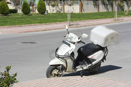 白色外壳的电动摩托车图片