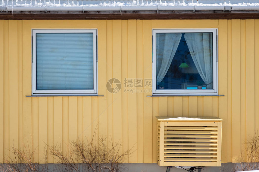 房子侧面有窗户的黄色硬木墙外图片