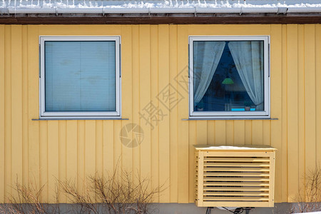 房子侧面有窗户的黄色硬木墙外图片