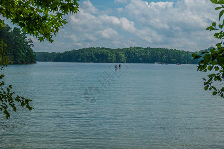 湖上游艇娱乐几条划船登和其他船只以及背景的喷气滑雪图片