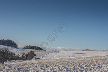 冬天有雪和蓝天的风景图片