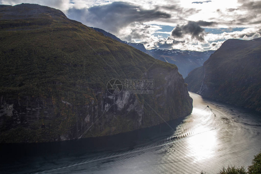 盖朗厄尔峡湾是挪威MoreogRomsdal县Sunnmore地区的一个峡湾它完全位于斯特兰达市它是Sunnylvsfjorde图片