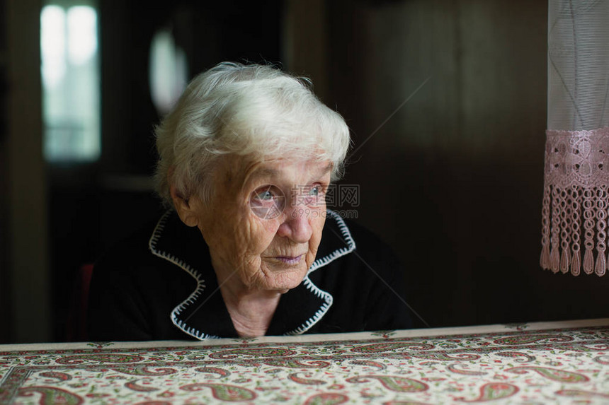 一个孤单悲伤的老妇人的肖像图片