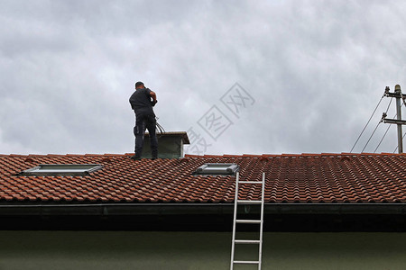 加热管屋顶上的烟囱清扫器用背景