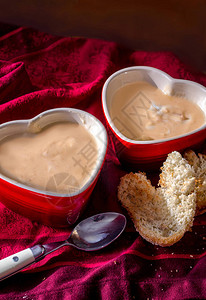 奶油热土豆红菜汤以心形烤面包片制成的心图片