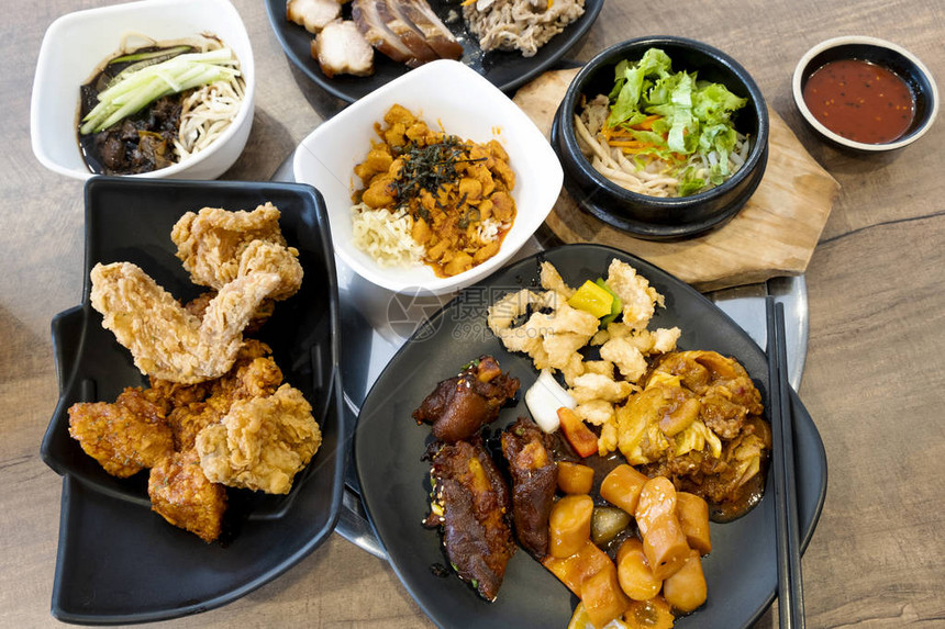 桌上的各种韩国食物图片